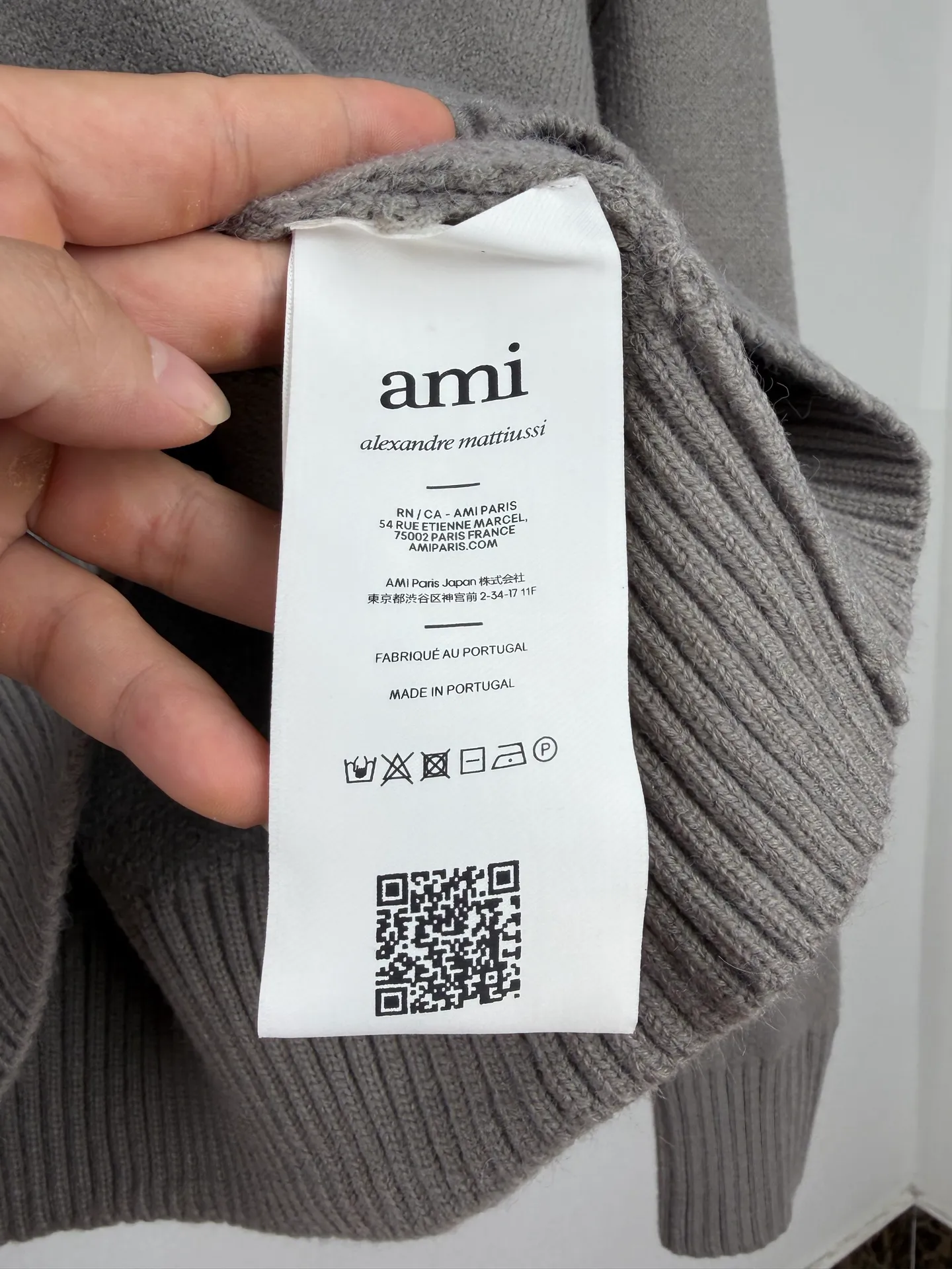 AMI Paris love jacquard crew neck sweater, custom-dyed luxurious Merino wool, soft and delicate, comfortable and close to the skin, with deep sea blue as the base, a calm spectrum dyed by twilight. A contrasting love heart jumps on the chest, quietly exuding its own charming halo. The brand is highly recognizable. The elegance and casualness of French fashion are the ultimate simplification of color, and convey the love and persistence of life. Meet the ultimate simplicity, the well-deserved king of Versatile. Process 1: Jacquard tissue imported from Germany. Precisely control the arrangement and interweaving of yarns. Carefully interweave on the loom. Ami love jacquard artistic pattern inlay. The fabric is more vivid and three-dimensional. Process 2: Softening and deodorizing process of ready-made clothes. Use professional washing equipment and specific detergents to deep clean and deodorize clothes. Improve the feel and appearance of clothes. Accessories: Customized 1:1 Ami Trademark Fit: Loose fit Size: S M L XL